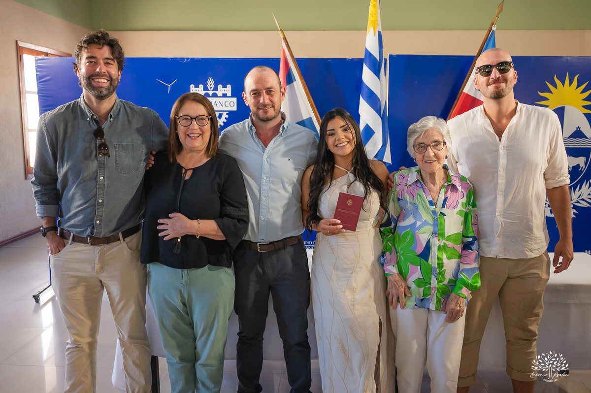 casamento civil - casamento no Uruguai - Rio Branco UY - cerimônia civil - Dirección General del Registro de Estado Civil - Maria e Rodrigo - fotografia de casamento - chuva de arroz - saída dos noivos - casamento intimista - Antonio Rocha Fotografias