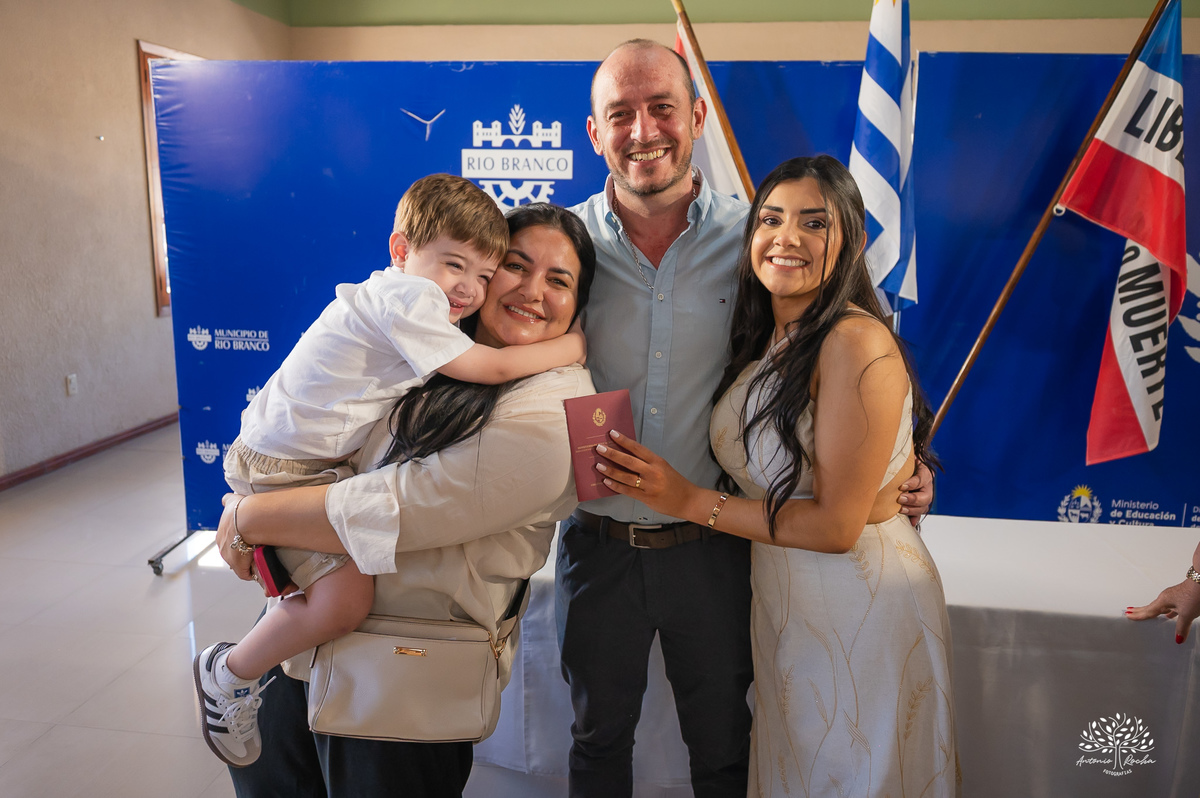 casamento civil - casamento no Uruguai - Rio Branco UY - cerimônia civil - Dirección General del Registro de Estado Civil - Maria e Rodrigo - fotografia de casamento - chuva de arroz - saída dos noivos - casamento intimista - Antonio Rocha Fotografias