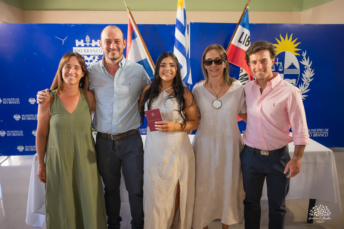 casamento civil - casamento no Uruguai - Rio Branco UY - cerimônia civil - Dirección General del Registro de Estado Civil - Maria e Rodrigo - fotografia de casamento - chuva de arroz - saída dos noivos - casamento intimista - Antonio Rocha Fotografias