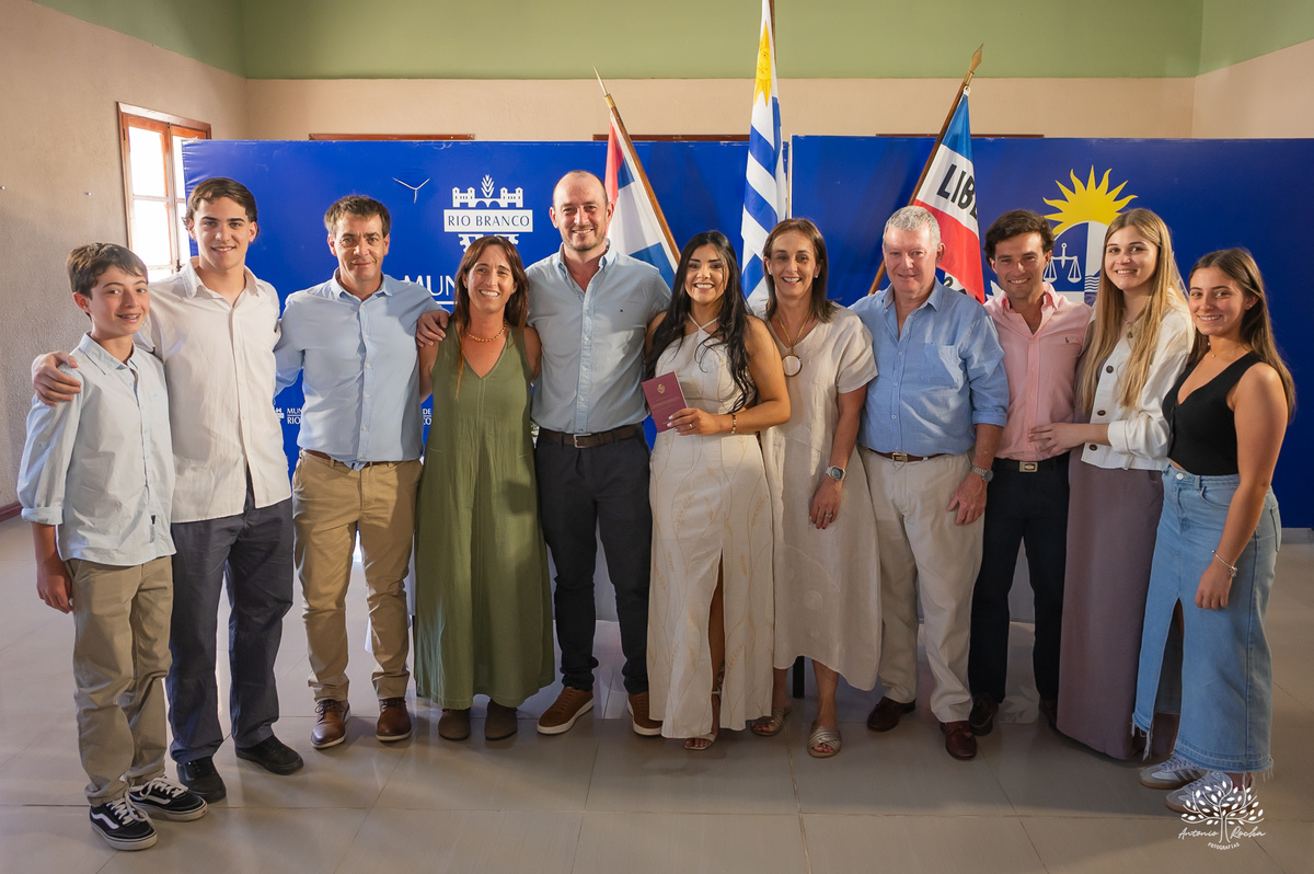 casamento civil - casamento no Uruguai - Rio Branco UY - cerimônia civil - Dirección General del Registro de Estado Civil - Maria e Rodrigo - fotografia de casamento - chuva de arroz - saída dos noivos - casamento intimista - Antonio Rocha Fotografias
