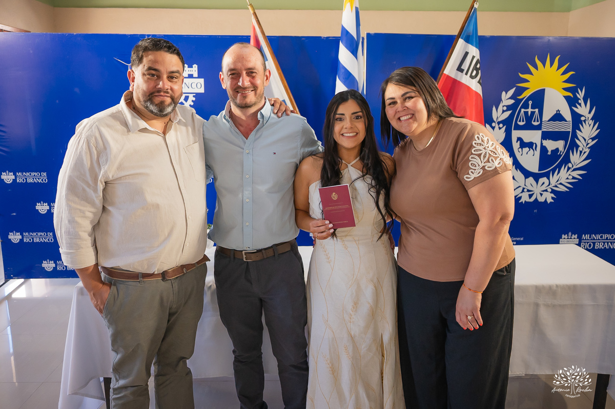casamento civil - casamento no Uruguai - Rio Branco UY - cerimônia civil - Dirección General del Registro de Estado Civil - Maria e Rodrigo - fotografia de casamento - chuva de arroz - saída dos noivos - casamento intimista - Antonio Rocha Fotografias