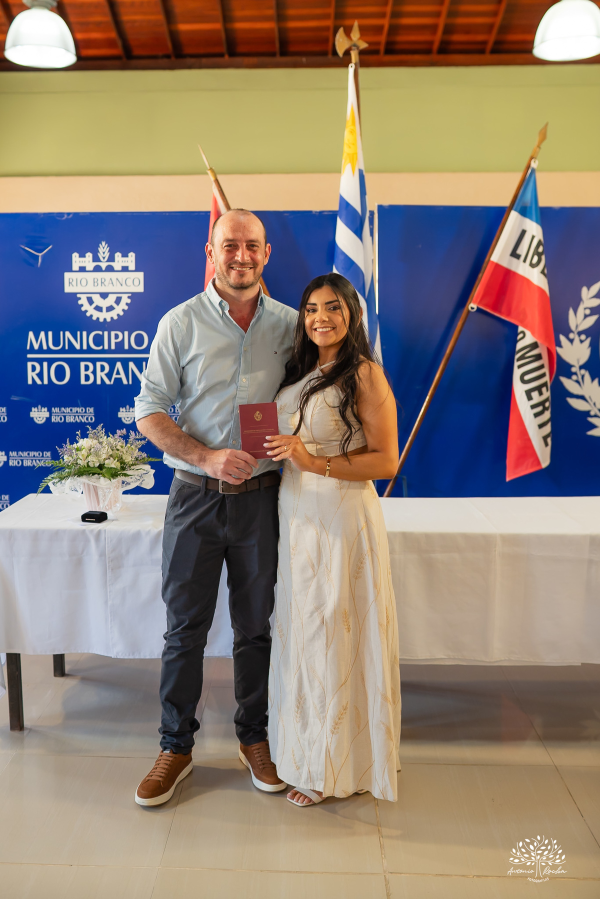 casamento civil - casamento no Uruguai - Rio Branco UY - cerimônia civil - Dirección General del Registro de Estado Civil - Maria e Rodrigo - fotografia de casamento - chuva de arroz - saída dos noivos - casamento intimista - Antonio Rocha Fotografias