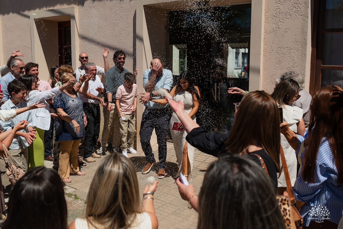 casamento civil - casamento no Uruguai - Rio Branco UY - cerimônia civil - Dirección General del Registro de Estado Civil - Maria e Rodrigo - fotografia de casamento - chuva de arroz - saída dos noivos - casamento intimista - Antonio Rocha Fotografias