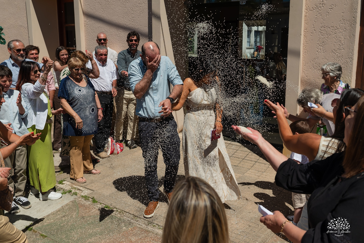 casamento civil - casamento no Uruguai - Rio Branco UY - cerimônia civil - Dirección General del Registro de Estado Civil - Maria e Rodrigo - fotografia de casamento - chuva de arroz - saída dos noivos - casamento intimista - Antonio Rocha Fotografias