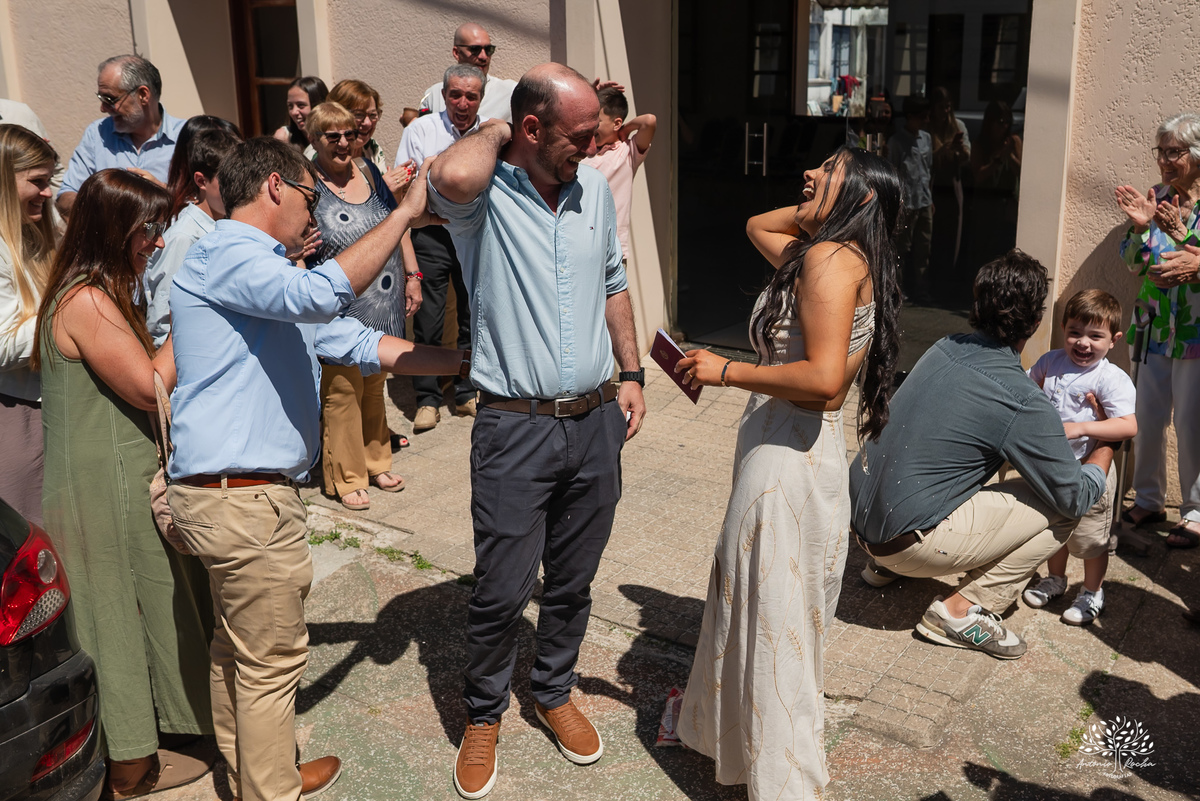 casamento civil - casamento no Uruguai - Rio Branco UY - cerimônia civil - Dirección General del Registro de Estado Civil - Maria e Rodrigo - fotografia de casamento - chuva de arroz - saída dos noivos - casamento intimista - Antonio Rocha Fotografias