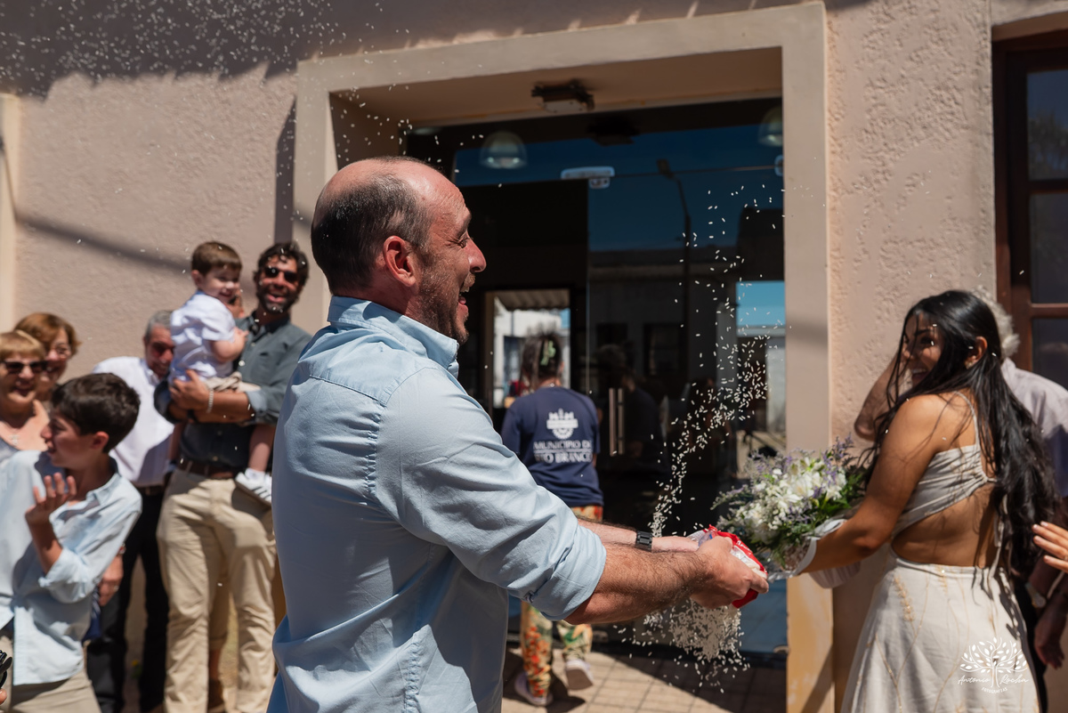casamento civil - casamento no Uruguai - Rio Branco UY - cerimônia civil - Dirección General del Registro de Estado Civil - Maria e Rodrigo - fotografia de casamento - chuva de arroz - saída dos noivos - casamento intimista - Antonio Rocha Fotografias