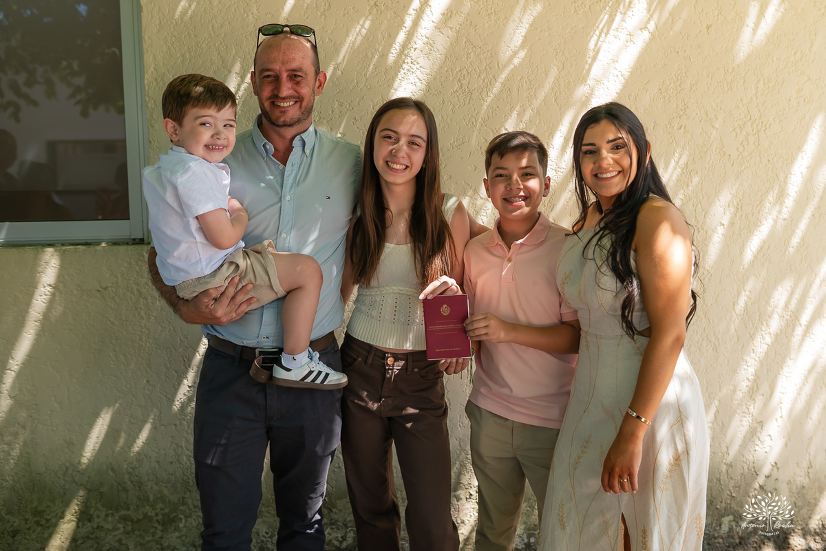 casamento civil - casamento no Uruguai - Rio Branco UY - cerimônia civil - Dirección General del Registro de Estado Civil - Maria e Rodrigo - fotografia de casamento - chuva de arroz - saída dos noivos - casamento intimista - Antonio Rocha Fotografias