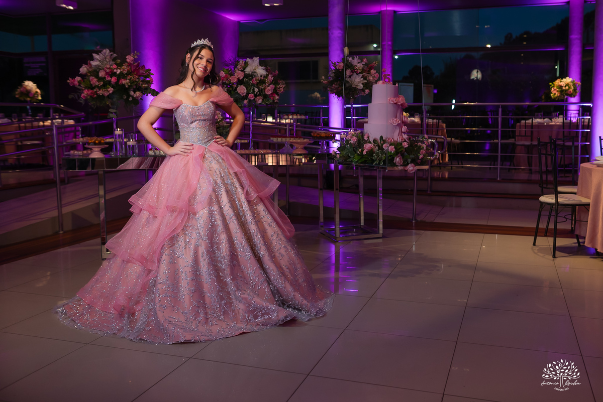 fotografia de debutante - festa de 15 anos - grande noite da Rafa - San Sebastian - making of - ensaio pré-festa - debutante - valsa - parabéns - família - amigos - dança da cordinha - emoção - celebração - lembranças especiais - Antonio Rocha Fotografias