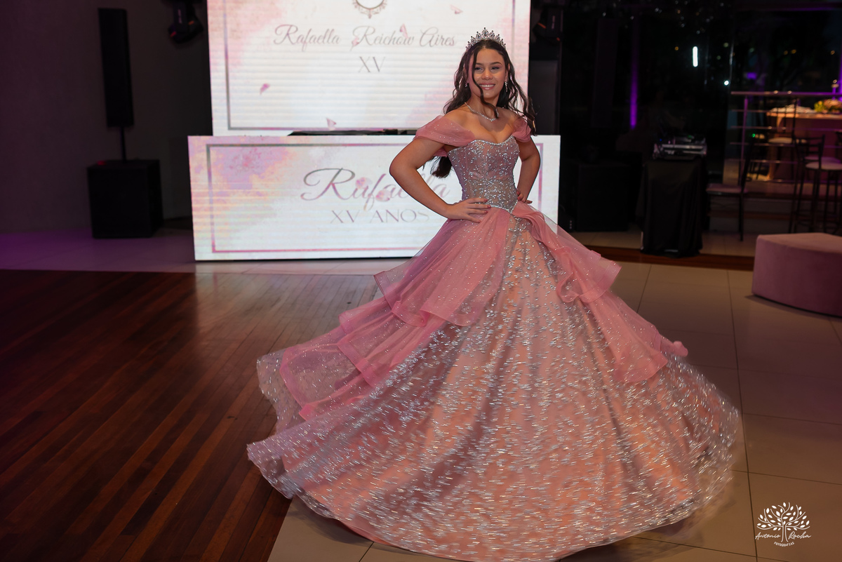 fotografia de debutante - festa de 15 anos - grande noite da Rafa - San Sebastian - making of - ensaio pré-festa - debutante - valsa - parabéns - família - amigos - dança da cordinha - emoção - celebração - lembranças especiais - Antonio Rocha Fotografias