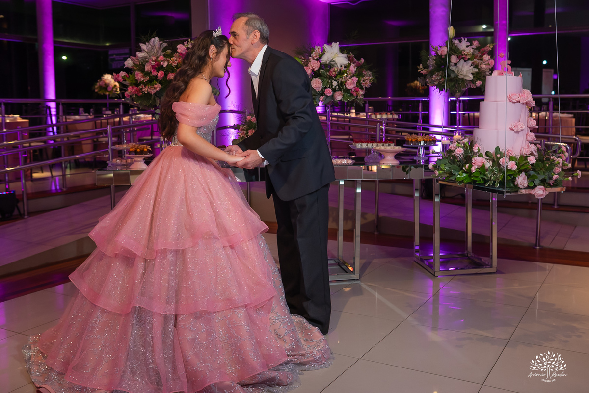 fotografia de debutante - festa de 15 anos - grande noite da Rafa - San Sebastian - making of - ensaio pré-festa - debutante - valsa - parabéns - família - amigos - dança da cordinha - emoção - celebração - lembranças especiais - Antonio Rocha Fotografias