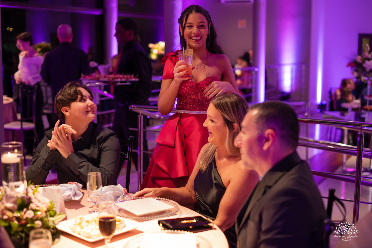 fotografia de debutante - festa de 15 anos - grande noite da Rafa - San Sebastian - making of - ensaio pré-festa - debutante - valsa - parabéns - família - amigos - dança da cordinha - emoção - celebração - lembranças especiais - Antonio Rocha Fotografias