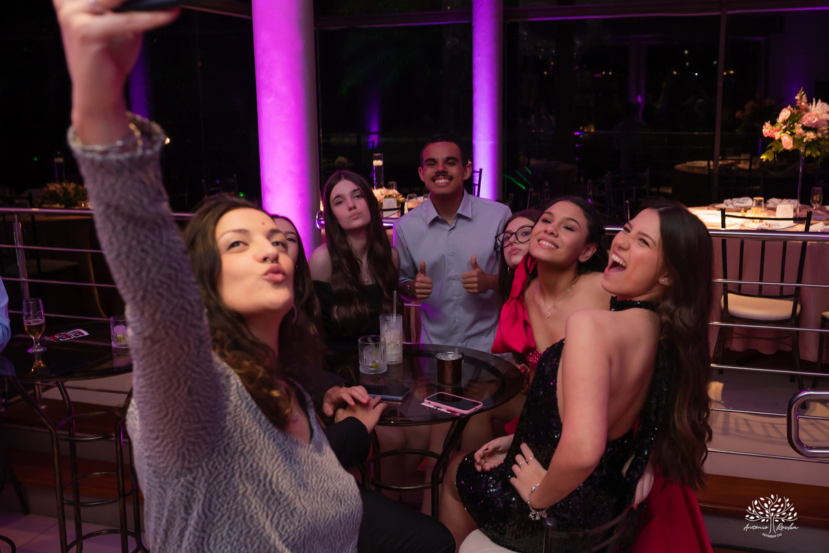 fotografia de debutante - festa de 15 anos - grande noite da Rafa - San Sebastian - making of - ensaio pré-festa - debutante - valsa - parabéns - família - amigos - dança da cordinha - emoção - celebração - lembranças especiais - Antonio Rocha Fotografias