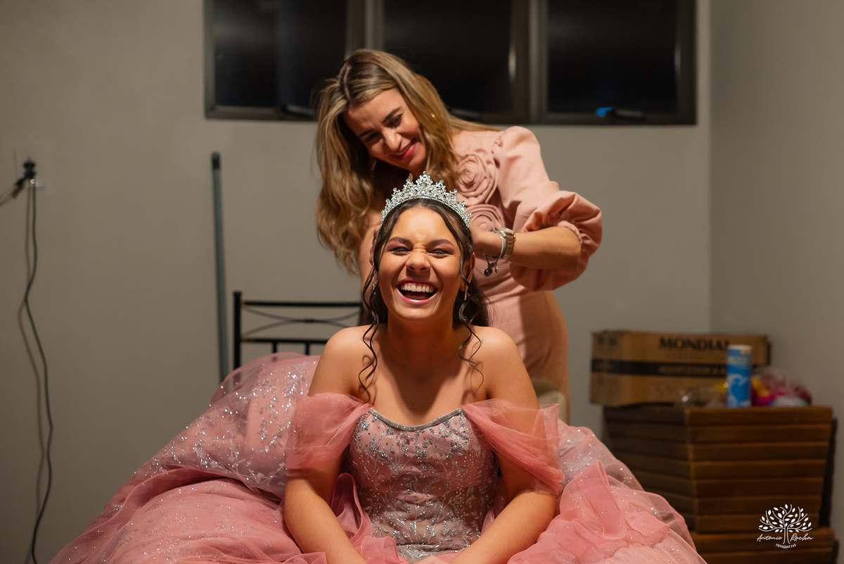 fotografia de debutante - festa de 15 anos - grande noite da Rafa - San Sebastian - making of - ensaio pré-festa - debutante - valsa - parabéns - família - amigos - dança da cordinha - emoção - celebração - lembranças especiais - Antonio Rocha Fotografias