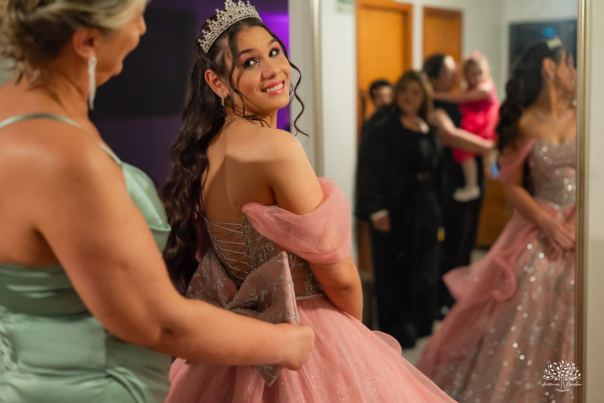 fotografia de debutante - festa de 15 anos - grande noite da Rafa - San Sebastian - making of - ensaio pré-festa - debutante - valsa - parabéns - família - amigos - dança da cordinha - emoção - celebração - lembranças especiais - Antonio Rocha Fotografias