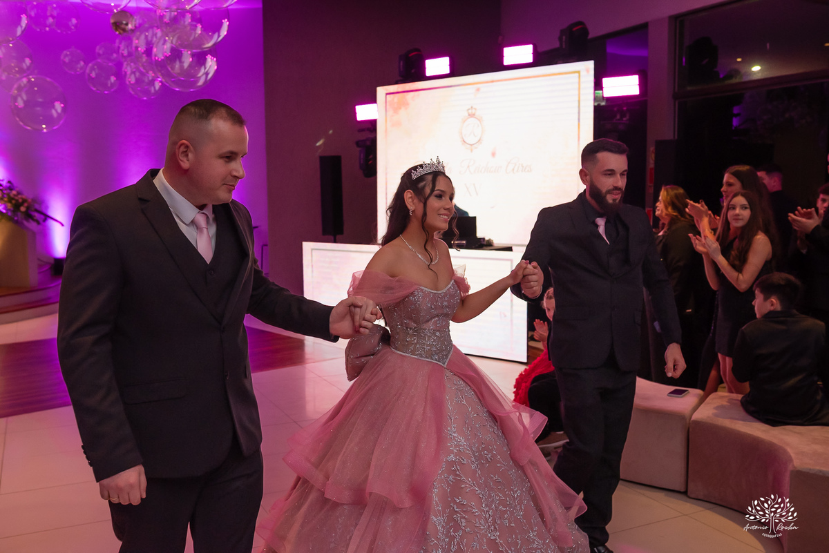 fotografia de debutante - festa de 15 anos - grande noite da Rafa - San Sebastian - making of - ensaio pré-festa - debutante - valsa - parabéns - família - amigos - dança da cordinha - emoção - celebração - lembranças especiais - Antonio Rocha Fotografias