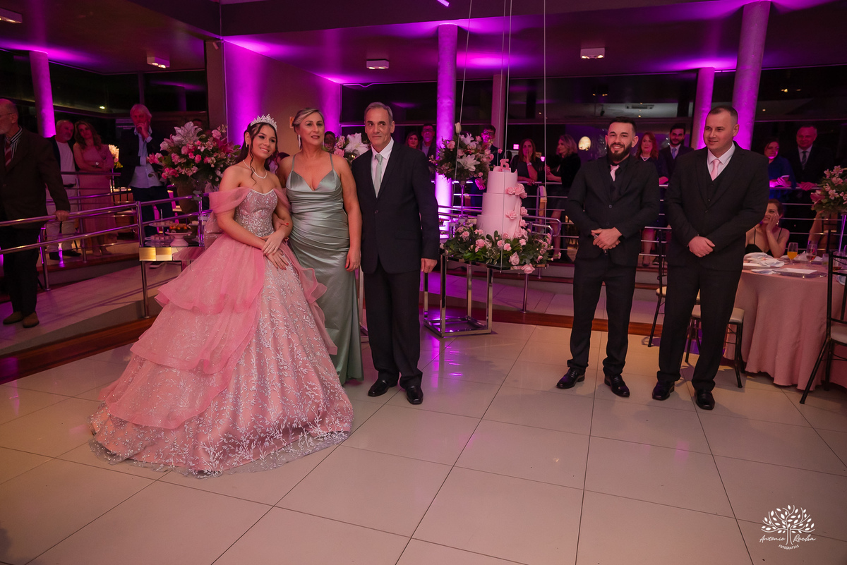 fotografia de debutante - festa de 15 anos - grande noite da Rafa - San Sebastian - making of - ensaio pré-festa - debutante - valsa - parabéns - família - amigos - dança da cordinha - emoção - celebração - lembranças especiais - Antonio Rocha Fotografias