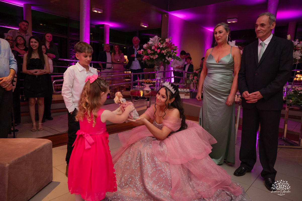 fotografia de debutante - festa de 15 anos - grande noite da Rafa - San Sebastian - making of - ensaio pré-festa - debutante - valsa - parabéns - família - amigos - dança da cordinha - emoção - celebração - lembranças especiais - Antonio Rocha Fotografias