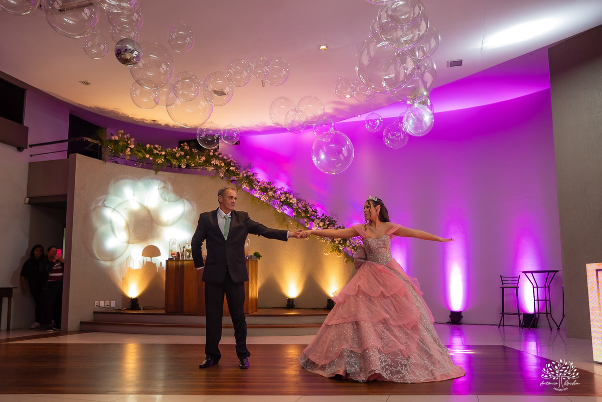 fotografia de debutante - festa de 15 anos - grande noite da Rafa - San Sebastian - making of - ensaio pré-festa - debutante - valsa - parabéns - família - amigos - dança da cordinha - emoção - celebração - lembranças especiais - Antonio Rocha Fotografias