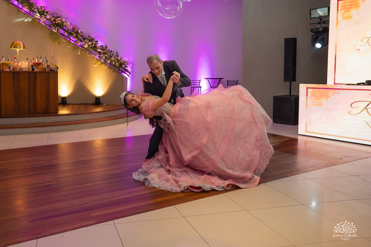 fotografia de debutante - festa de 15 anos - grande noite da Rafa - San Sebastian - making of - ensaio pré-festa - debutante - valsa - parabéns - família - amigos - dança da cordinha - emoção - celebração - lembranças especiais - Antonio Rocha Fotografias