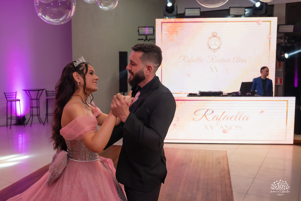 fotografia de debutante - festa de 15 anos - grande noite da Rafa - San Sebastian - making of - ensaio pré-festa - debutante - valsa - parabéns - família - amigos - dança da cordinha - emoção - celebração - lembranças especiais - Antonio Rocha Fotografias