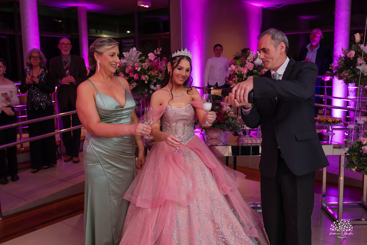 fotografia de debutante - festa de 15 anos - grande noite da Rafa - San Sebastian - making of - ensaio pré-festa - debutante - valsa - parabéns - família - amigos - dança da cordinha - emoção - celebração - lembranças especiais - Antonio Rocha Fotografias