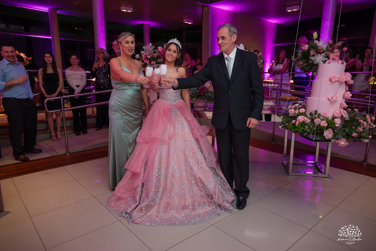 fotografia de debutante - festa de 15 anos - grande noite da Rafa - San Sebastian - making of - ensaio pré-festa - debutante - valsa - parabéns - família - amigos - dança da cordinha - emoção - celebração - lembranças especiais - Antonio Rocha Fotografias