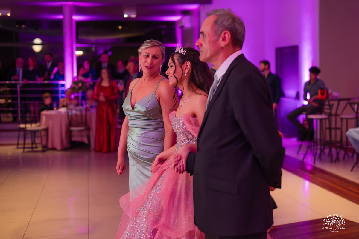 fotografia de debutante - festa de 15 anos - grande noite da Rafa - San Sebastian - making of - ensaio pré-festa - debutante - valsa - parabéns - família - amigos - dança da cordinha - emoção - celebração - lembranças especiais - Antonio Rocha Fotografias