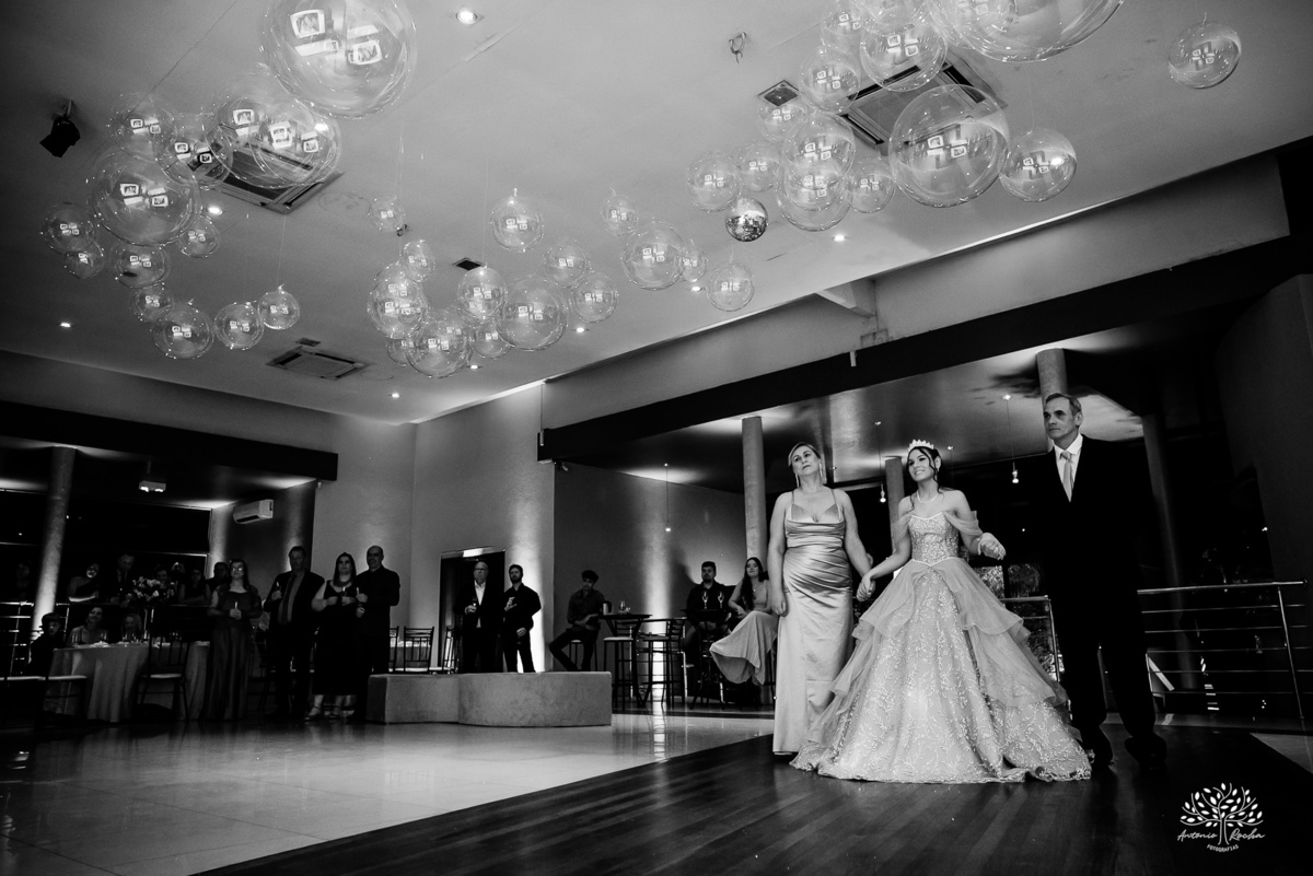 fotografia de debutante - festa de 15 anos - grande noite da Rafa - San Sebastian - making of - ensaio pré-festa - debutante - valsa - parabéns - família - amigos - dança da cordinha - emoção - celebração - lembranças especiais - Antonio Rocha Fotografias