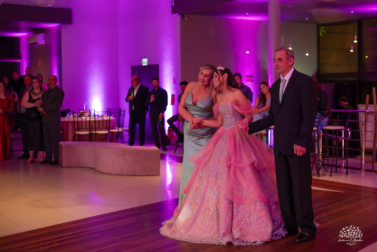 fotografia de debutante - festa de 15 anos - grande noite da Rafa - San Sebastian - making of - ensaio pré-festa - debutante - valsa - parabéns - família - amigos - dança da cordinha - emoção - celebração - lembranças especiais - Antonio Rocha Fotografias