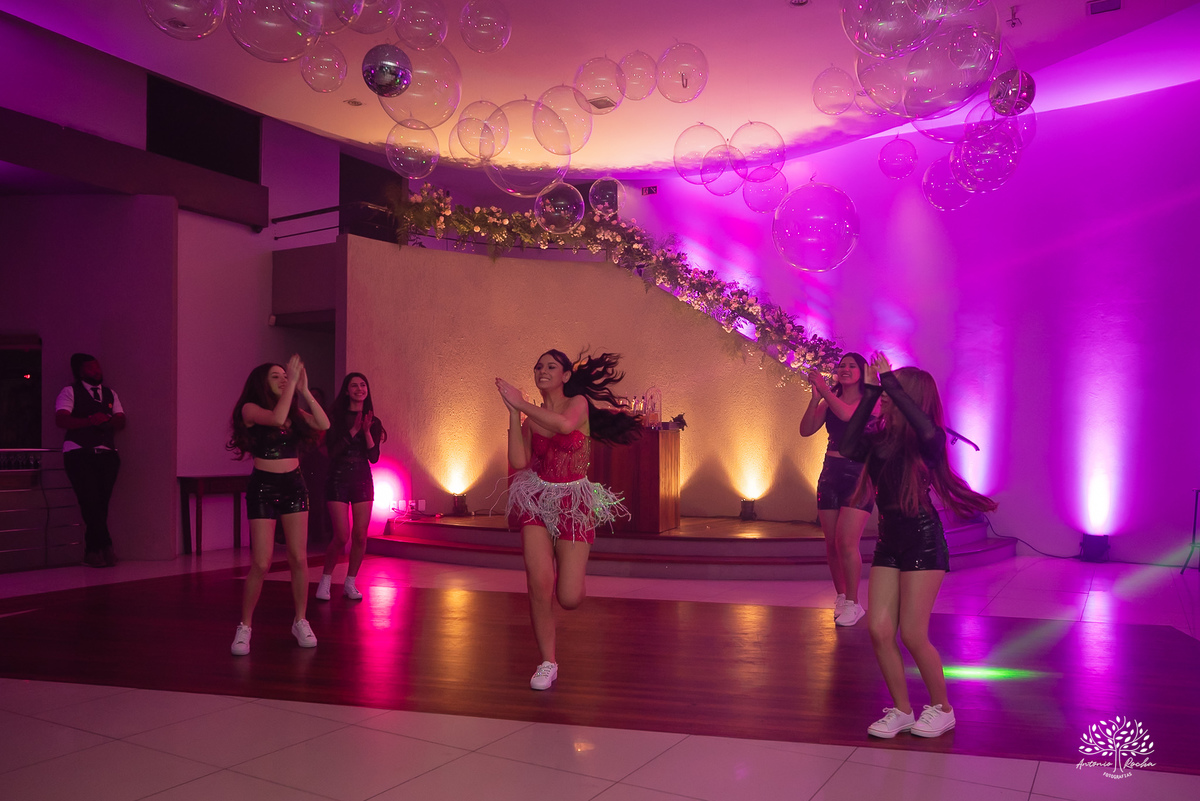 fotografia de debutante - festa de 15 anos - grande noite da Rafa - San Sebastian - making of - ensaio pré-festa - debutante - valsa - parabéns - família - amigos - dança da cordinha - emoção - celebração - lembranças especiais - Antonio Rocha Fotografias