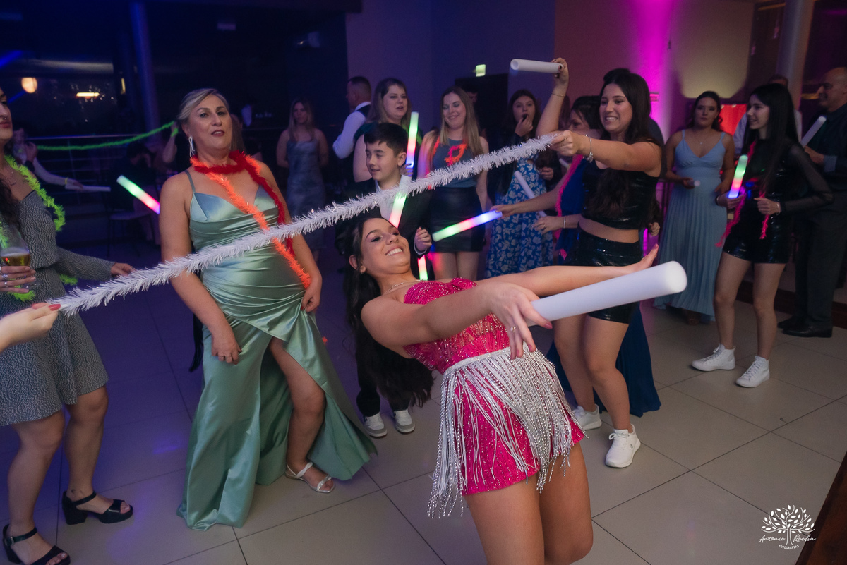 fotografia de debutante - festa de 15 anos - grande noite da Rafa - San Sebastian - making of - ensaio pré-festa - debutante - valsa - parabéns - família - amigos - dança da cordinha - emoção - celebração - lembranças especiais - Antonio Rocha Fotografias