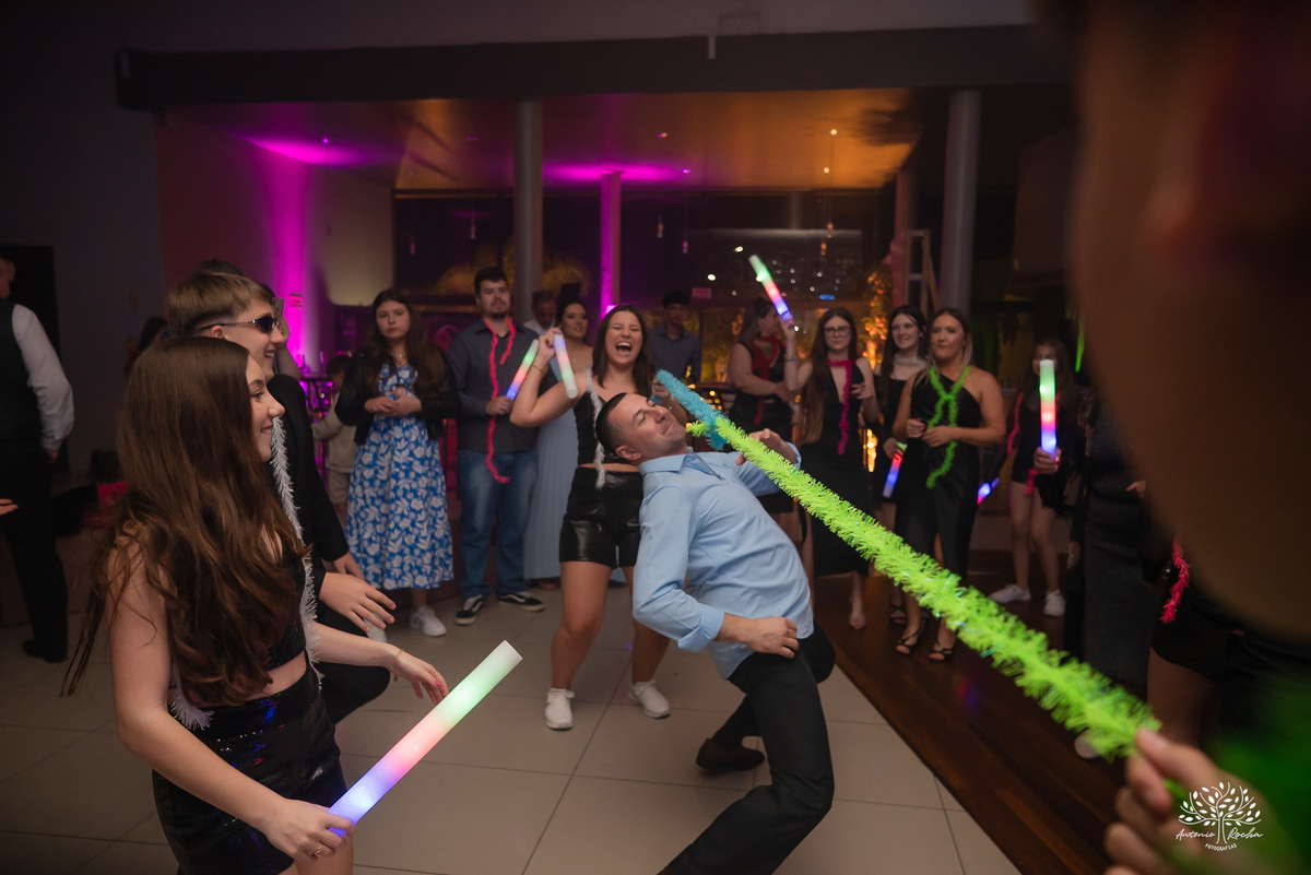 fotografia de debutante - festa de 15 anos - grande noite da Rafa - San Sebastian - making of - ensaio pré-festa - debutante - valsa - parabéns - família - amigos - dança da cordinha - emoção - celebração - lembranças especiais - Antonio Rocha Fotografias