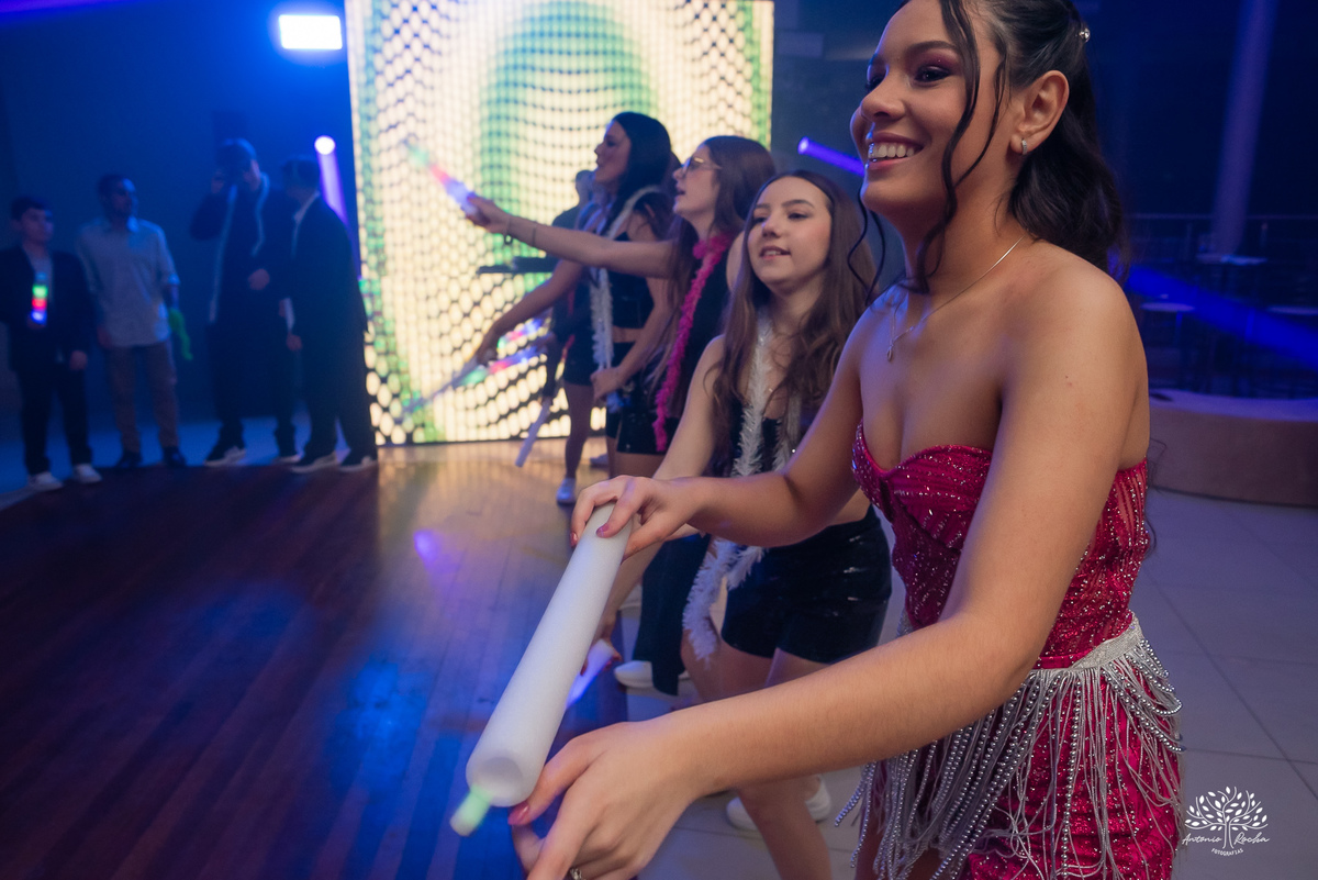 fotografia de debutante - festa de 15 anos - grande noite da Rafa - San Sebastian - making of - ensaio pré-festa - debutante - valsa - parabéns - família - amigos - dança da cordinha - emoção - celebração - lembranças especiais - Antonio Rocha Fotografias