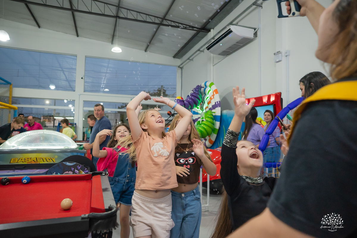 aniversario infantil - fotografia infantil - fotografo de criancas - casa de alice - bolinha de sabao - animacao infantil - parabens emocionante - abelinha - fotografias espontaneas - antonio rocha fotografias - Estevan 2 anos - cacau fest chocolates