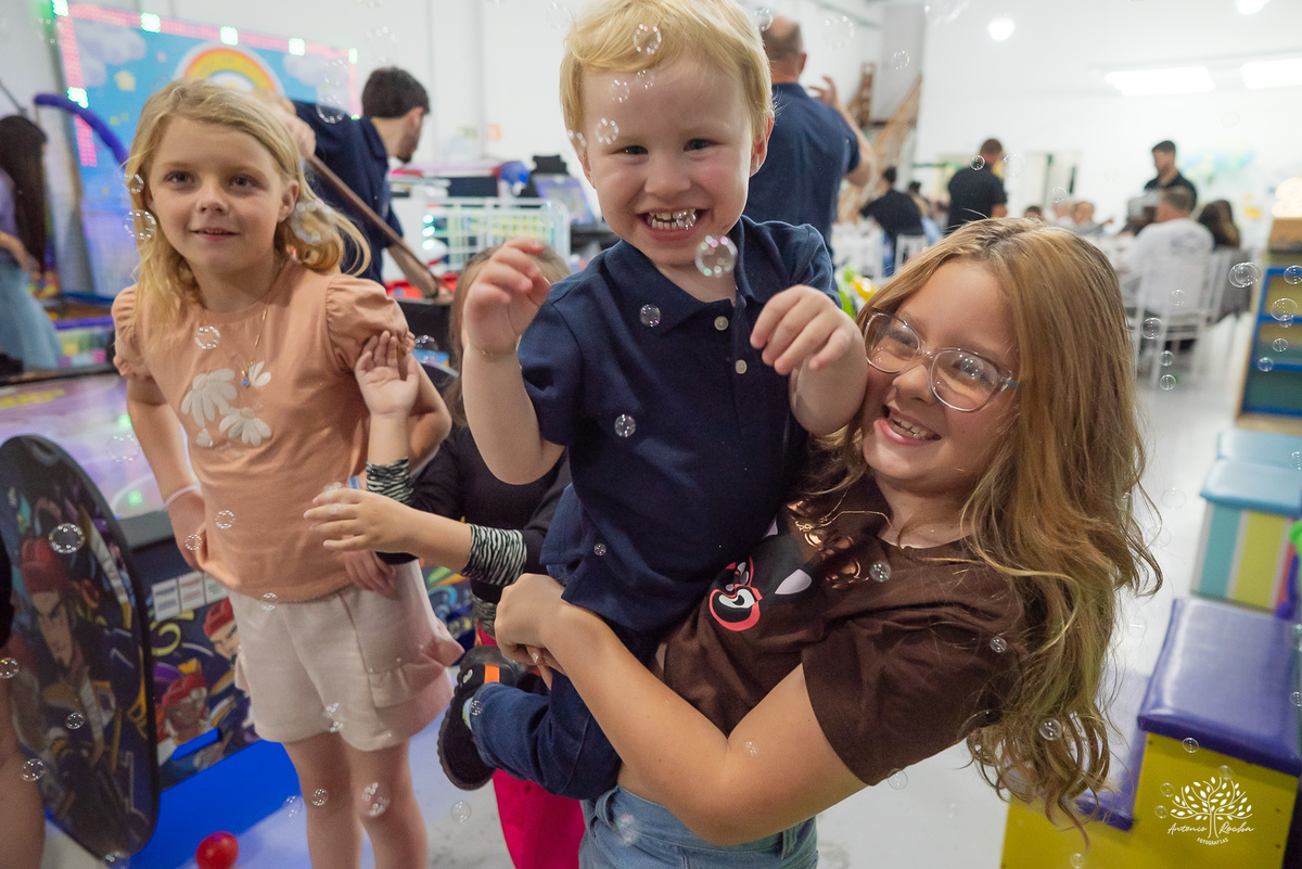 aniversario infantil - fotografia infantil - fotografo de criancas - casa de alice - bolinha de sabao - animacao infantil - parabens emocionante - abelinha - fotografias espontaneas - antonio rocha fotografias - Estevan 2 anos - cacau fest chocolates
