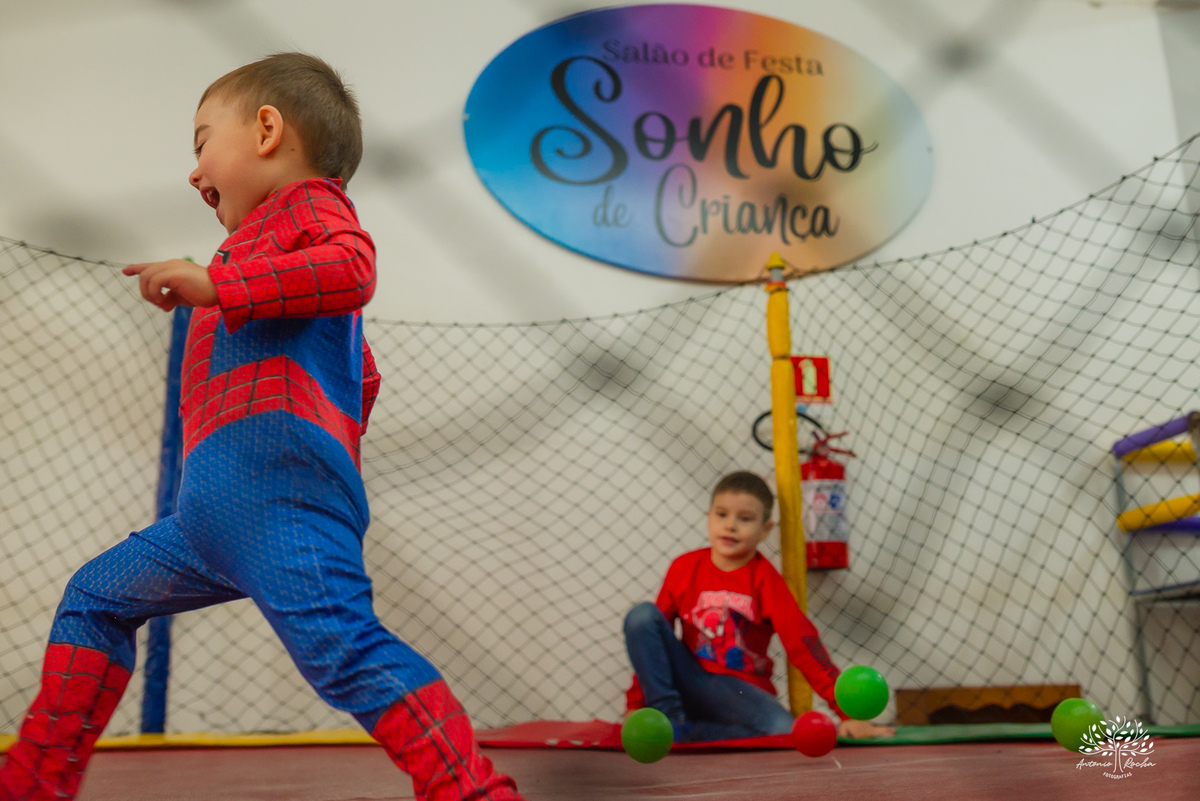 fotografia infantil - festa infantil - aniversário de 2 anos - fotógrafo de família - super-herói - homem-aranha - infância feliz – Camaquã - heranças visuais - fotógrafo de festa infantil - Antonio Rocha Fotografias – Pelotas – Sonho de Criança - irmão