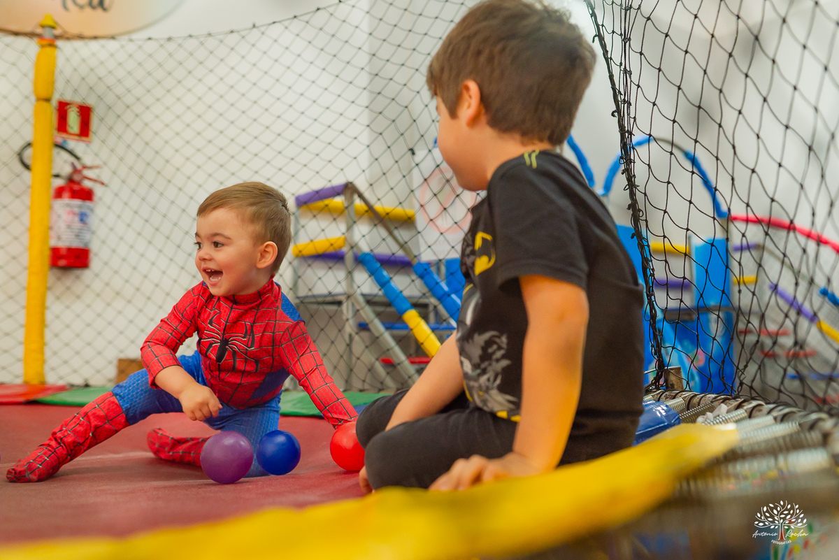fotografia infantil - festa infantil - aniversário de 2 anos - fotógrafo de família - super-herói - homem-aranha - infância feliz – Camaquã - heranças visuais - fotógrafo de festa infantil - Antonio Rocha Fotografias – Pelotas – Sonho de Criança - irmão