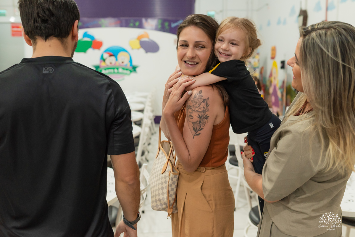 aniversário infantil - fotografia de aniversário - fotógrafo infantil - festa de criança - momentos espontâneos - memórias de infância - fotografia de família - fotografia documental e de eventos - salão Arte e Riso - Pelotas- Antonio Rocha Fotografias