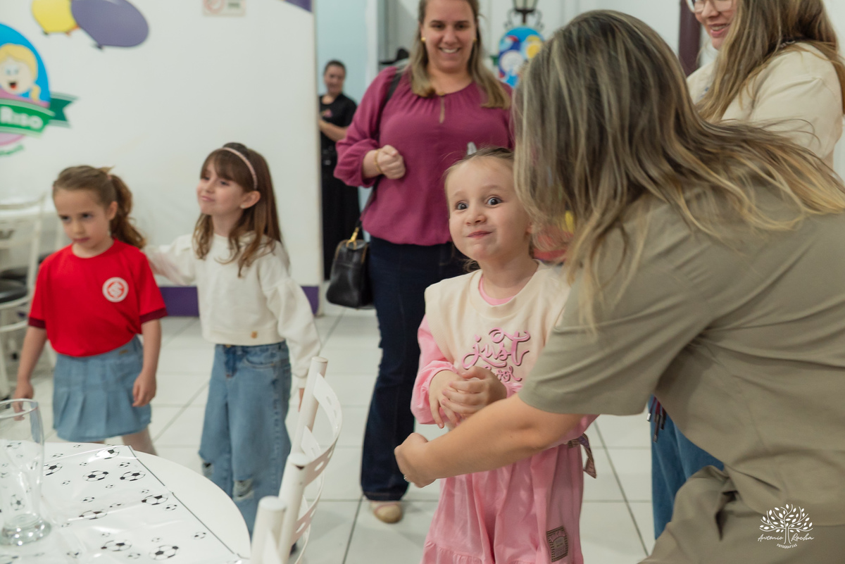 aniversário infantil - fotografia de aniversário - fotógrafo infantil - festa de criança - momentos espontâneos - memórias de infância - fotografia de família - fotografia documental e de eventos - salão Arte e Riso - Pelotas- Antonio Rocha Fotografias