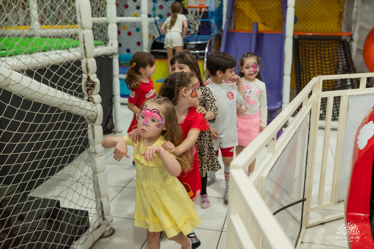 aniversário infantil - fotografia de aniversário - fotógrafo infantil - festa de criança - momentos espontâneos - memórias de infância - fotografia de família - fotografia documental e de eventos - salão Arte e Riso - Pelotas- Antonio Rocha Fotografias