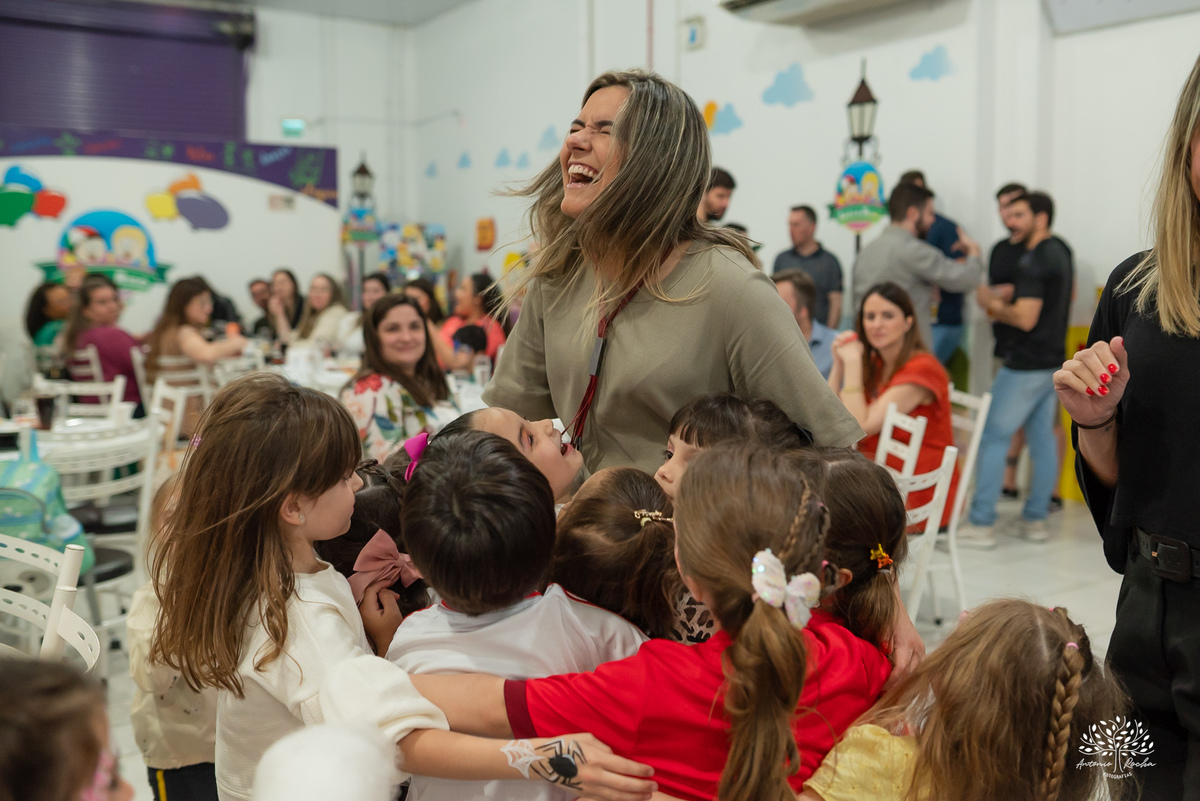 aniversário infantil - fotografia de aniversário - fotógrafo infantil - festa de criança - momentos espontâneos - memórias de infância - fotografia de família - fotografia documental e de eventos - salão Arte e Riso - Pelotas- Antonio Rocha Fotografias