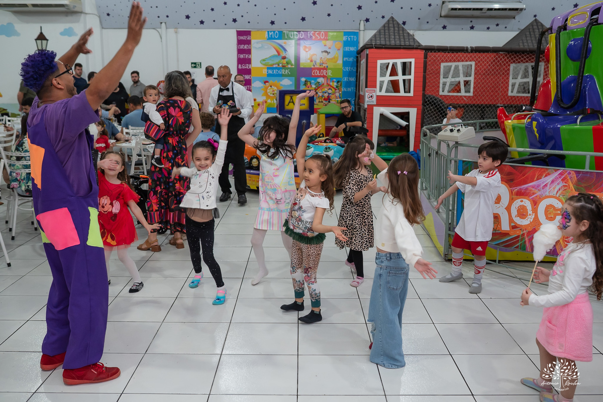 aniversário infantil - fotografia de aniversário - fotógrafo infantil - festa de criança - momentos espontâneos - memórias de infância - fotografia de família - fotografia documental e de eventos - salão Arte e Riso - Pelotas- Antonio Rocha Fotografias