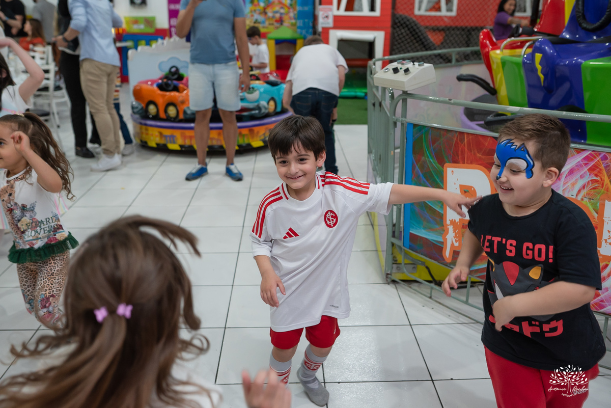 aniversário infantil - fotografia de aniversário - fotógrafo infantil - festa de criança - momentos espontâneos - memórias de infância - fotografia de família - fotografia documental e de eventos - salão Arte e Riso - Pelotas- Antonio Rocha Fotografias