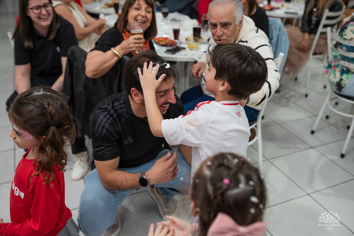 aniversário infantil - fotografia de aniversário - fotógrafo infantil - festa de criança - momentos espontâneos - memórias de infância - fotografia de família - fotografia documental e de eventos - salão Arte e Riso - Pelotas- Antonio Rocha Fotografias