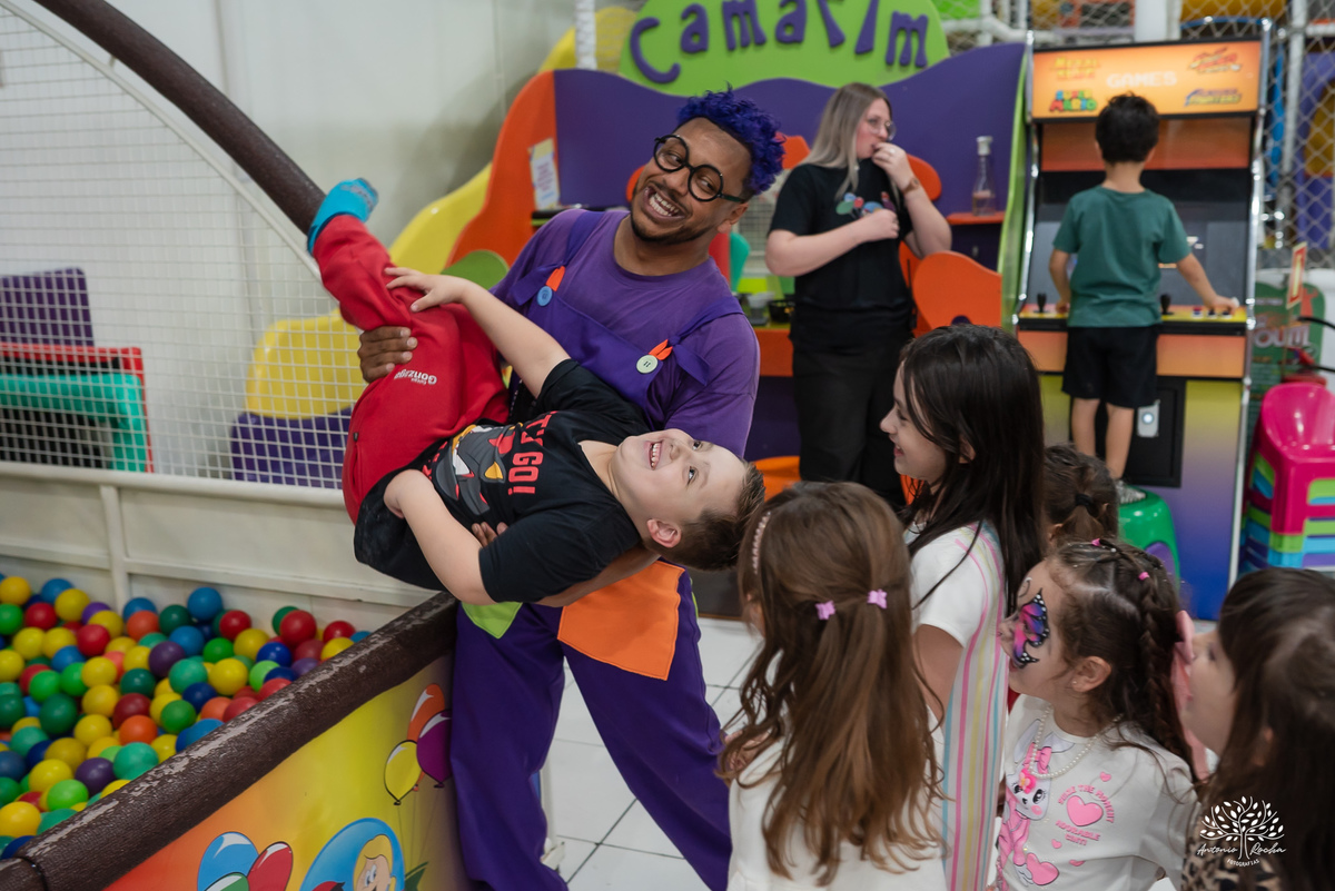 aniversário infantil - fotografia de aniversário - fotógrafo infantil - festa de criança - momentos espontâneos - memórias de infância - fotografia de família - fotografia documental e de eventos - salão Arte e Riso - Pelotas- Antonio Rocha Fotografias