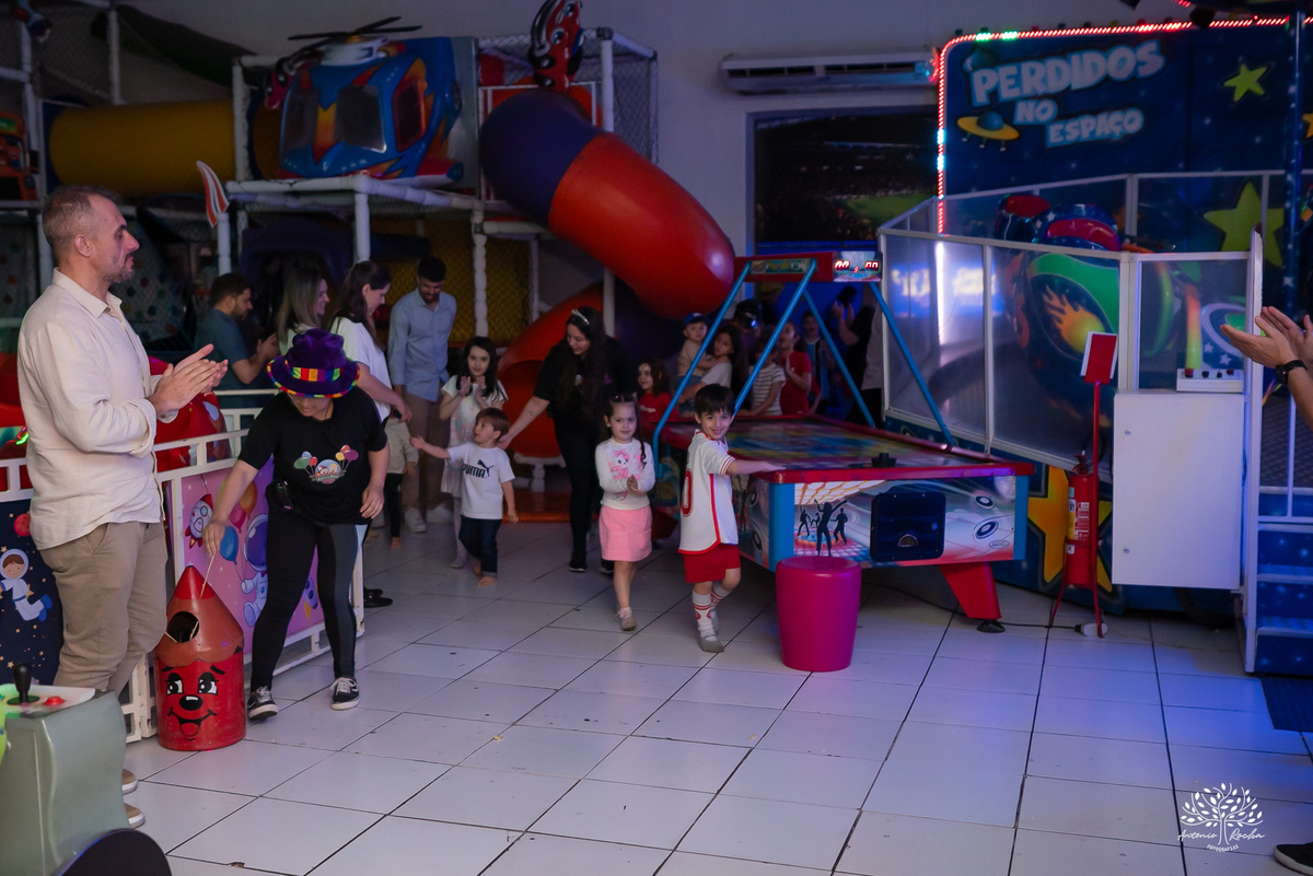 aniversário infantil - fotografia de aniversário - fotógrafo infantil - festa de criança - momentos espontâneos - memórias de infância - fotografia de família - fotografia documental e de eventos - salão Arte e Riso - Pelotas- Antonio Rocha Fotografias