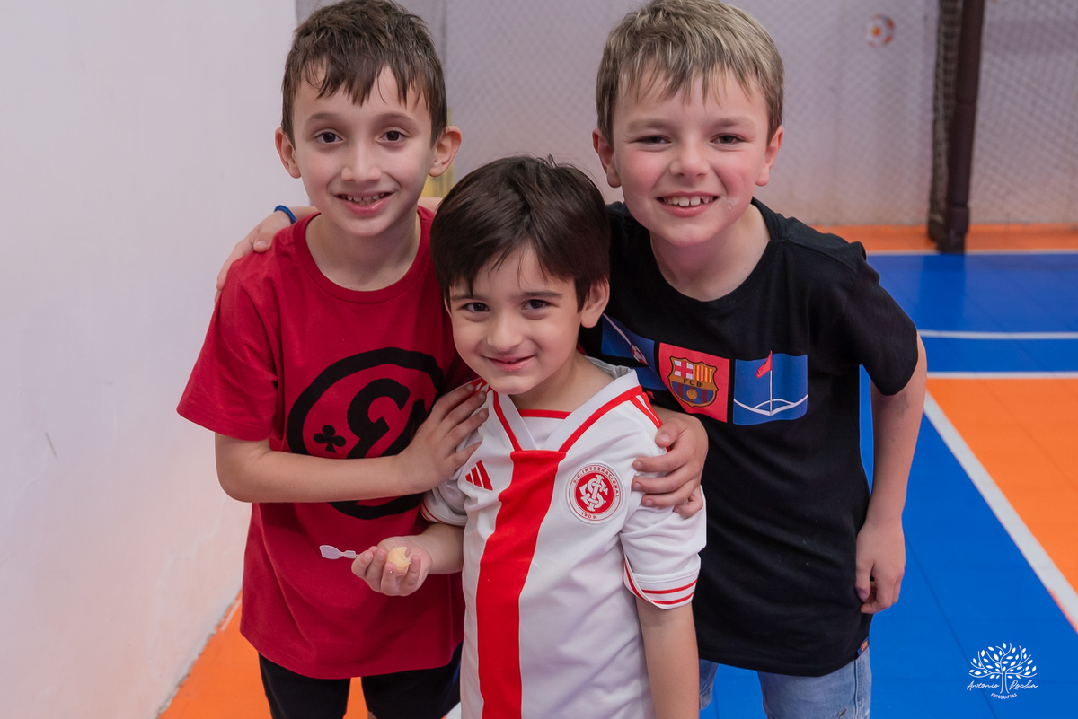 aniversário infantil - fotografia de aniversário - fotógrafo infantil - festa de criança - momentos espontâneos - memórias de infância - fotografia de família - fotografia documental e de eventos - salão Arte e Riso - Pelotas- Antonio Rocha Fotografias