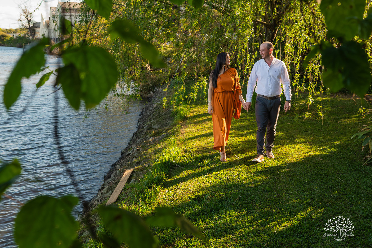 ensaio pré wedding - fotografia de casal - pré casamento Pelotas - Charqueada Santa Rita - Pousada Santa Rita - fotos românticas - pôr do sol - fotógrafo Antonio Rocha - ensaio Maria e Rodrigo - casal do Uruguay - amor - Pelotas RS - fotógrafo casamento