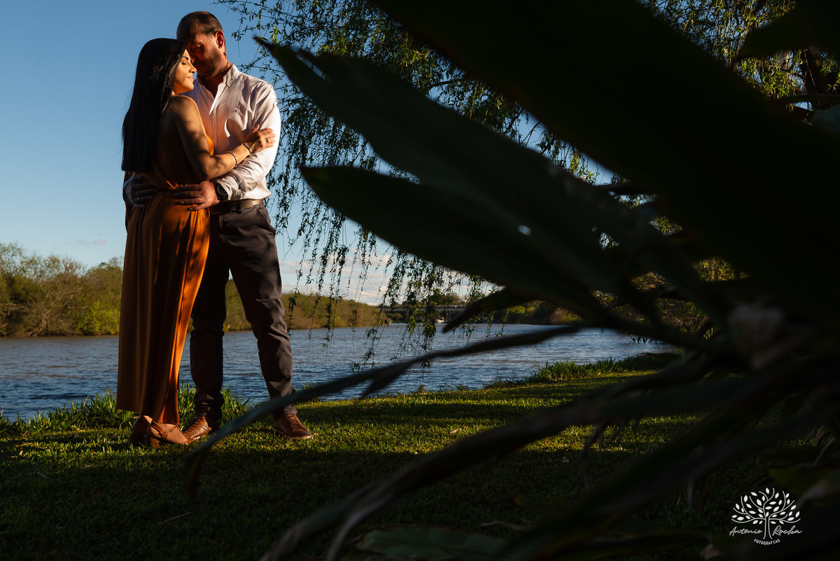 ensaio pré wedding - fotografia de casal - pré casamento Pelotas - Charqueada Santa Rita - Pousada Santa Rita - fotos românticas - pôr do sol - fotógrafo Antonio Rocha - ensaio Maria e Rodrigo - casal do Uruguay - amor - Pelotas RS - fotógrafo casamento