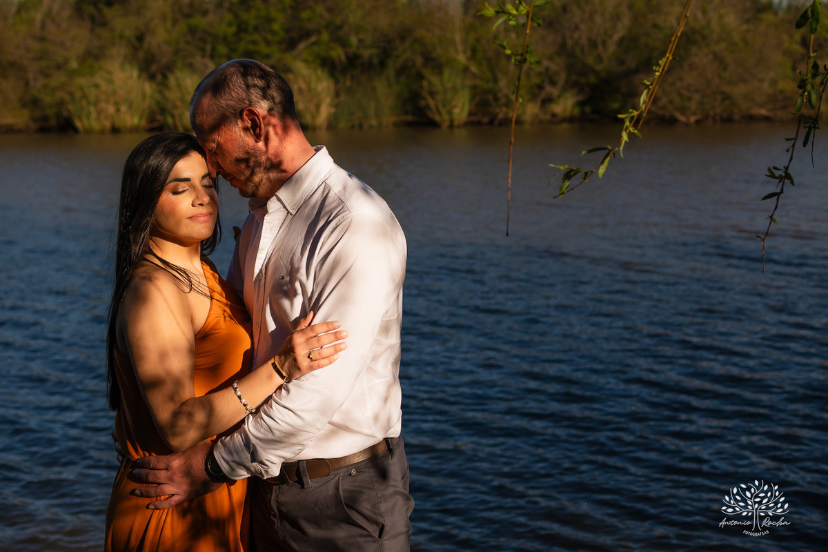 ensaio pré wedding - fotografia de casal - pré casamento Pelotas - Charqueada Santa Rita - Pousada Santa Rita - fotos românticas - pôr do sol - fotógrafo Antonio Rocha - ensaio Maria e Rodrigo - casal do Uruguay - amor - Pelotas RS - fotógrafo casamento